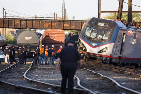 Se descarrila tren en Filadelfia: seis muertos
