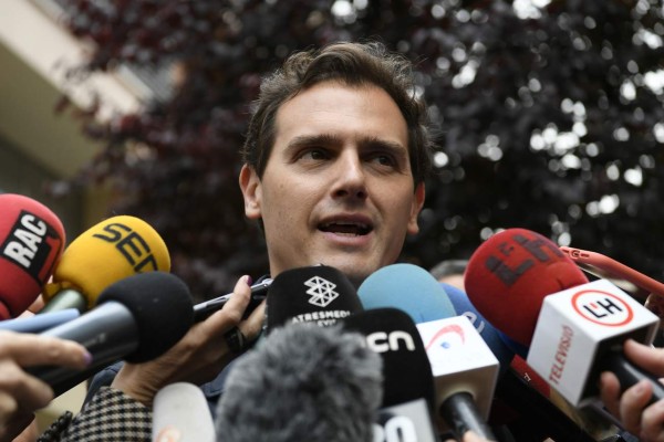 Spain's centre-right Ciudadanos (Citizens) party leader and candidate for prime minister Albert Rivera speaks to the press after voting at a polling station in Barcelona during general elections in Spain on April 28, 2019. - Spain returned to the polls for unpredictable snap elections marked by the resurgence of the far-right after more than four decades on the outer margins of politics. (Photo by LLUIS GENE / AFP)