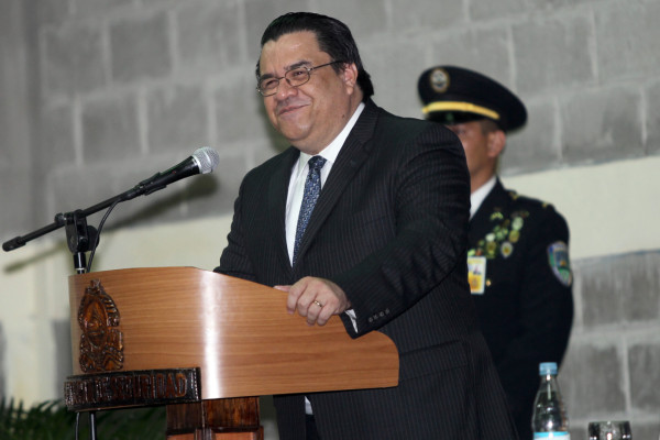 Corrales confirma el despido de 400 policías hondureños