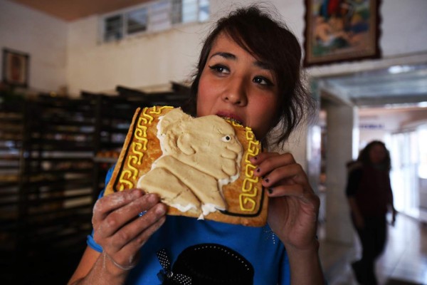 MEX18. MORELIA (MÉXICO), 10/02/2016.- Una mujer prueba uno de los productos de la panadería los Olivos que fabrica galletas y pan de dulce con la imagen del papa Francisco hoy, miércoles 10 de febrero de 2016, en Morelia (México). Michoacán es unos de los estados que se prepara para la visita del papa Francisco, quien estará del 12 al 17 febrero en diferentes ciudades del país. EFE/Ulises Ruiz Basurto