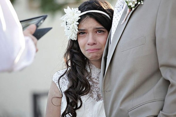 Niña de 11 años camina al altar junto a su padre con cáncer terminal