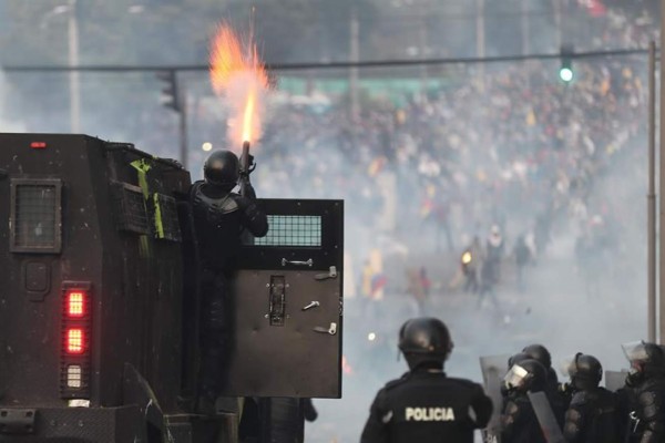Denuncian una excesiva represión a los indígenas durante una protesta nocturna en Quito