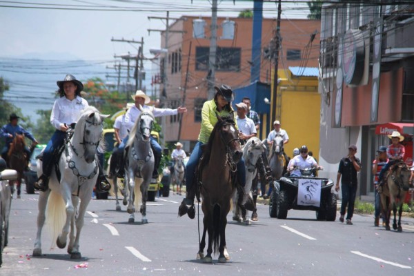 Desfile hípico de la Agas encanta a los sampedranos