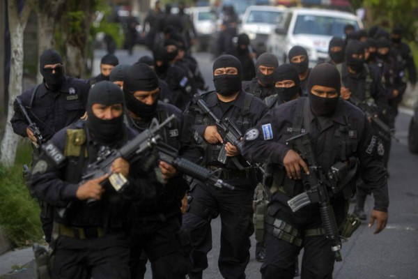 Policía captura a banda de traficantes de personas en El Salvador