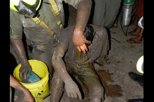 Así fue el rescate de un hombre que cayó en una fosa séptica en Honduras