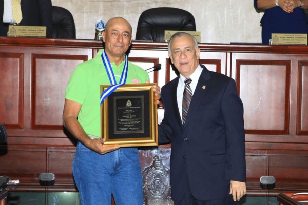 Congreso Nacional reconoce labor de periodistas hondureños