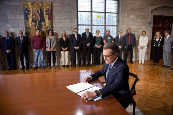 El presidente catalán desafía a España firmando la consulta soberanista
