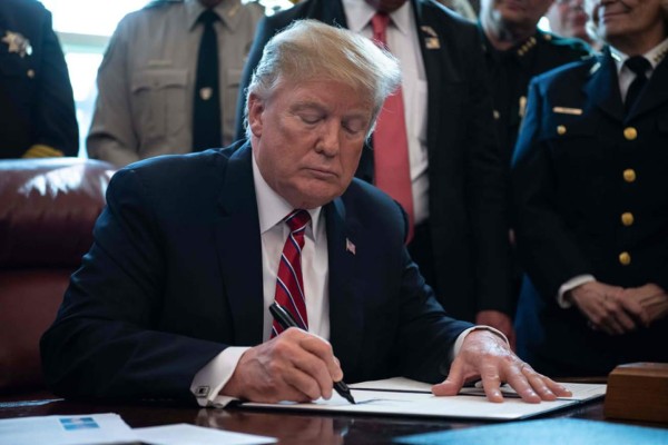 Trump usa su primer veto para cumplir con su promesa de campaña de construir el muro