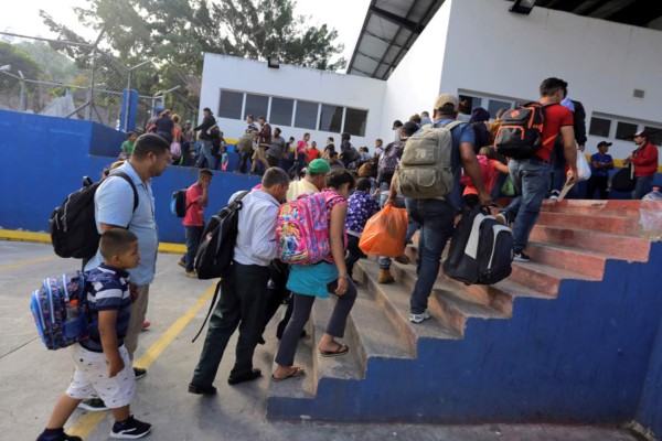 Centenares de migrantes hondureños continúan la caravana rumbo a EEUU