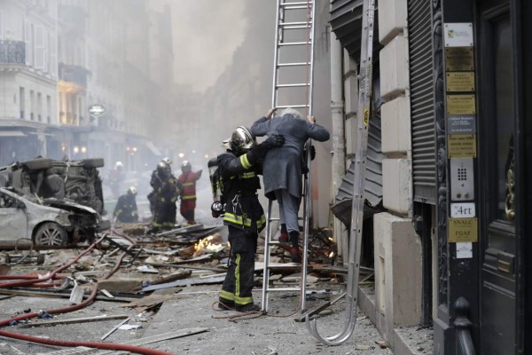 Tres muertos y casi 50 heridos en explosión por fuga de gas en edificio en París