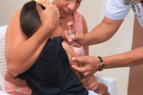 Casa por casa y en centros de salud vacunarán a niños contra sarampión y rubeola