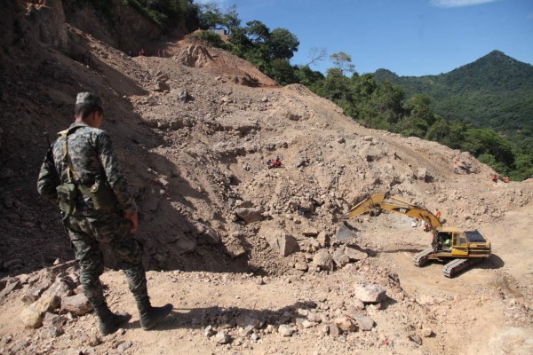 A cielo abierto extraen oro en la mina de Cuculmeca