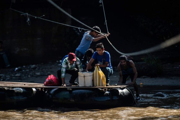 Trump anuncia acuerdo migratorio con México y suspende aranceles