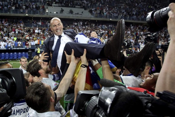 GRA473. MÁLAGA, 21/05/2017. Los jugadores del Real Madrid mantean al técnico francés del equipo blanco, Zinedine Zidane, a la finalización del encuentro correspondiente a la última jornada de Primera División, que han disputado esta noche frente al Málaga en el estadio de la Rosaleda, en Málaga. EFE / Daniel Pérez.