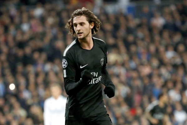 GRAF1731. MADRID, 14/02/2018.- El centrocampista del Paris Saint Germain Adrien Rabiot celebra su gol, primero del equipo francés ante el Real Madrid, durante el partido de ida de octavos de final de la Liga de Campeones que se juega esta noche en el estadio Santiago Bernabéu, en Madrid. EFE/Juanjo Martín