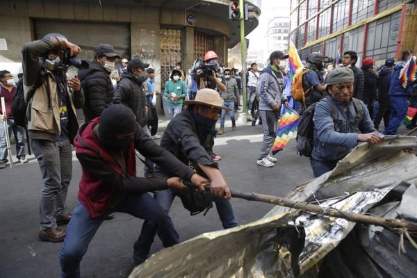 El número de muertos sube a siete y los heridos superan el centenar en Bolivia
