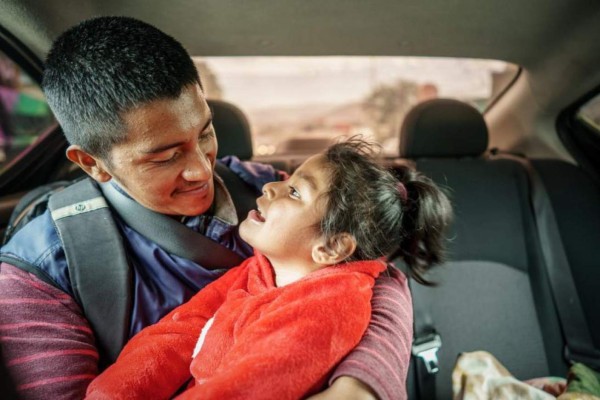 Caravana: Hondureño empujó 2,100 millas la carriola de su hija discapacitada en busca de una cura en EEUU