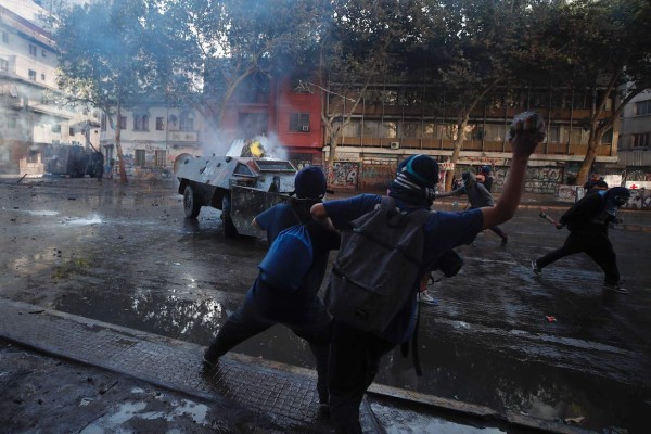 Universitario queda ciego por perdigones en protestas en Chile