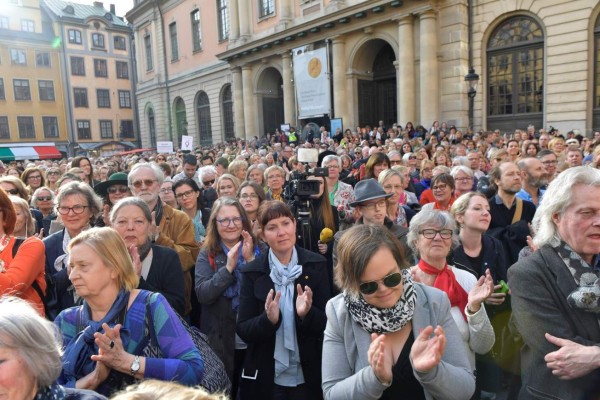 Manifestantes se concentran en apoyo a la exsecretaria de la Academia Sueca