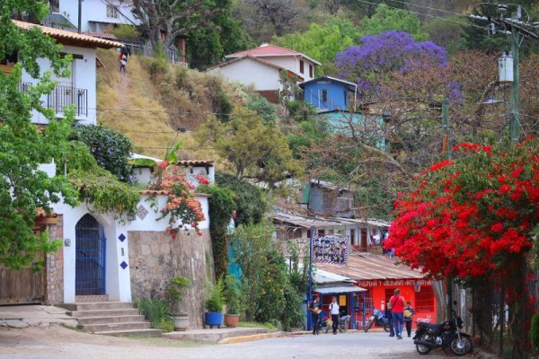 Pintoresco. Calles empedradas y diseños coloniales en las casas lucen en Santa Lucía.