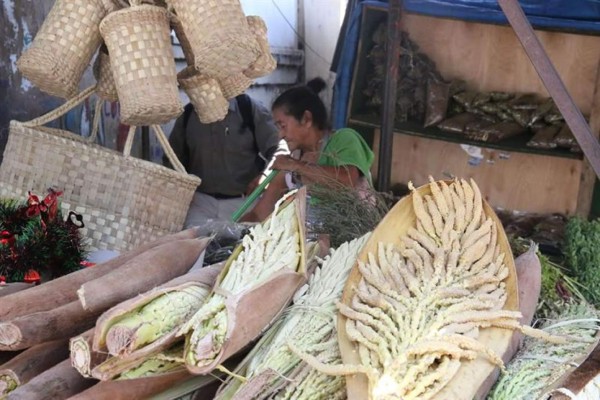 El aroma de la flor de coco inunda cada año el mercado de Asunción por la Navidad