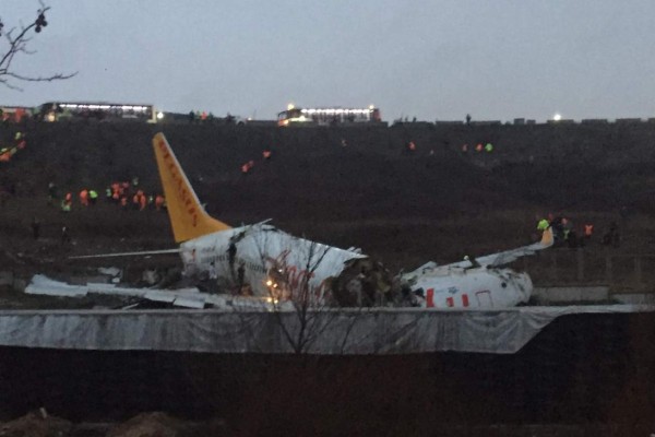 Avión se sale de la pista al aterrizar y se rompe en tres partes en Turquía