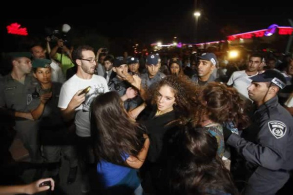 Video: Boda es interrumpida por pelea entre policías y manifestantes