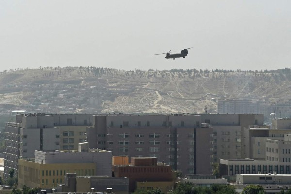 EEUU saca de Kabul a todo el personal de su embajada ante avance del talibán