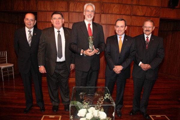 Ricardo Agurcia Fasquelle recibe premio del BCH