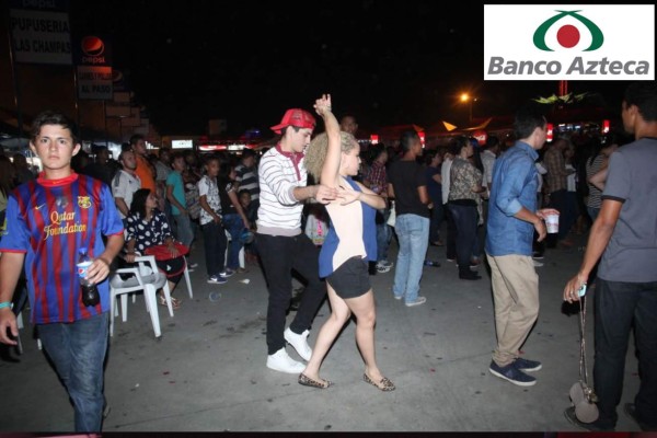 Banco Azteca se lució en la noche de carnaval en la Feria Juniana
