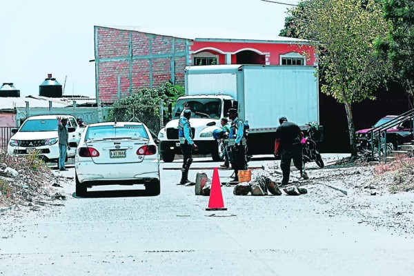 Policía busca a chofer que mató a niño frente a escuela