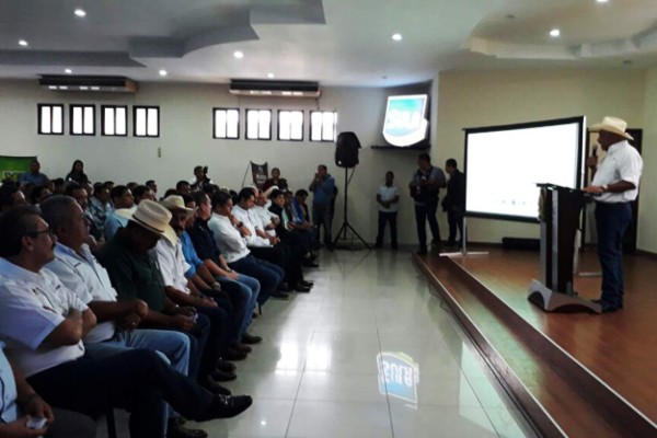 JOH conversa con representantes del sector agropecuario nacional en San Pedro Sula