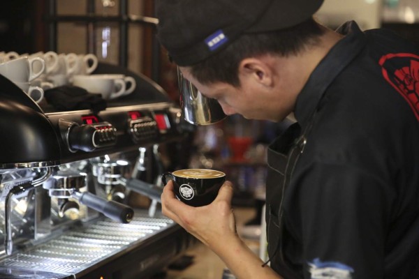 Cafeteros echan mano del barismo para atraer a consumidores en Honduras  