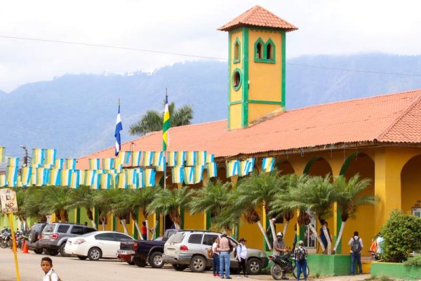 Municipalidad de Yoro: El edificio municipal fue construido en 1881 bajo la dirección del maestro José Calasán Bados. El primer alcalde de Yoro se llamó Saturnino Quezada en 1852.
