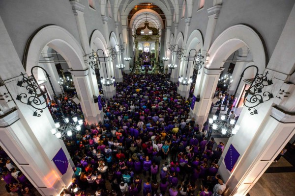 Chavistas y opositores se van a los golpes en plena misa de Semana Santa