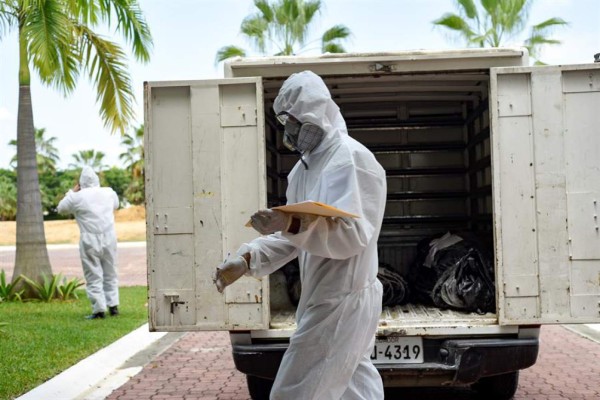 Muertos hasta en los baños: Los hospitales de Guayaquil colapsan por coronavirus