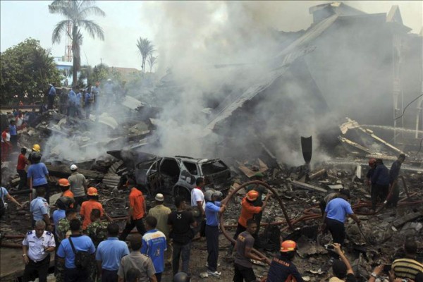 Ascienden a 141 los muertos por accidente de avión en Indonesia