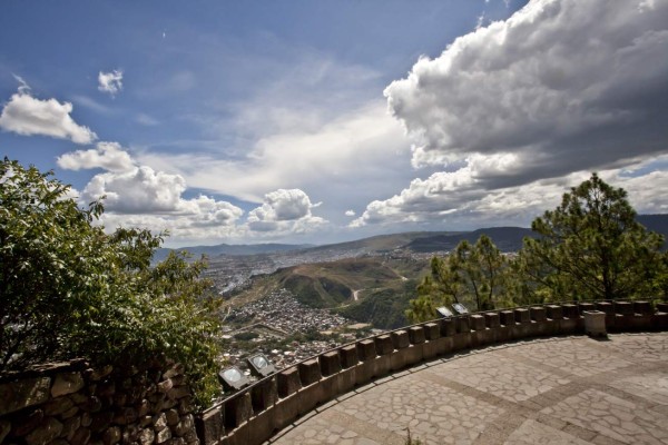 El Cristo del Picacho domina el horizonte capitalino.