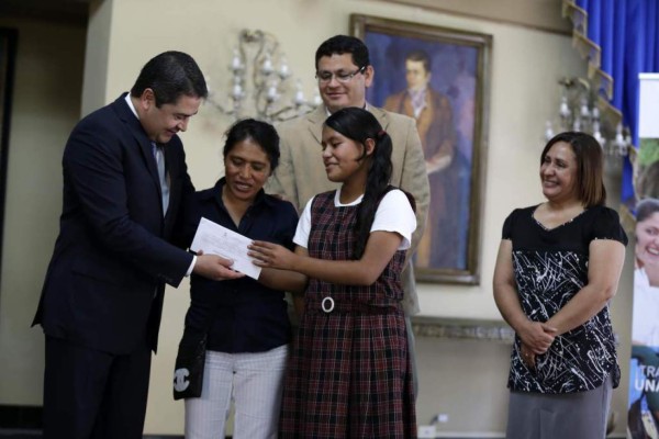 Gobierno entrega becas a estudiantes con excelencia académica