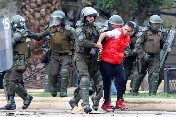 Estudiantes y policías se enfrentan en Chile tras fallida marcha