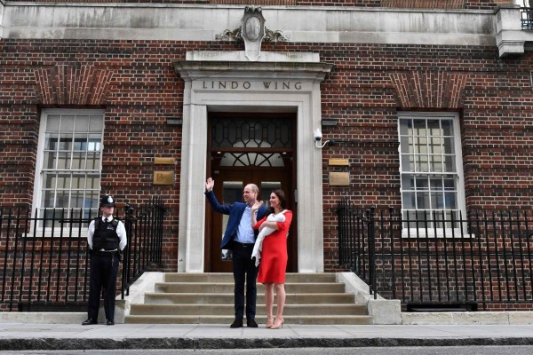 La duquesa de Cambridge da a luz a su tercer hijo, un niño
