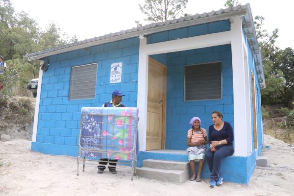 La nueva casa que el presidente Juan Orlando Hernández entregó el fin de semana a doña Francisca Gómez es de bloque, con techo de aluzinc y todos los servicios. Fotos: Franklyn Martínez.