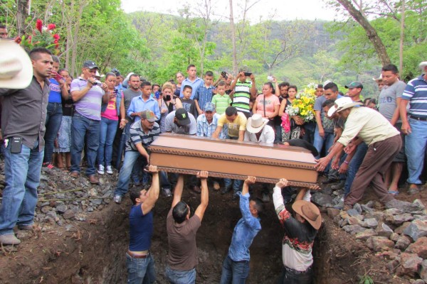 Sepultan a las cinco víctimas de derrumbe en El Paraíso