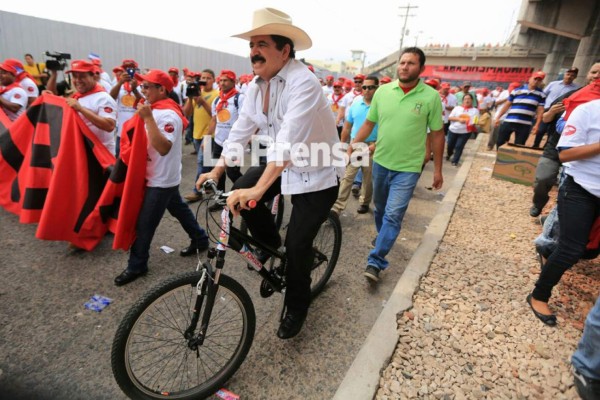 Mel llega en bicicleta a marcha del día del trabajador en Tegucigalpa