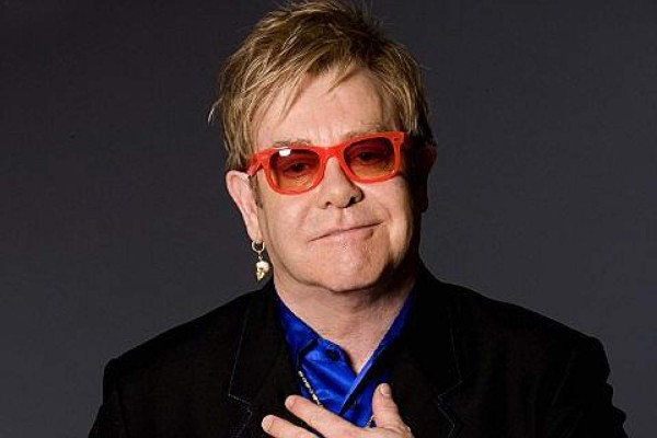 Elton John ayuda a un niño a escapar de Ucrania