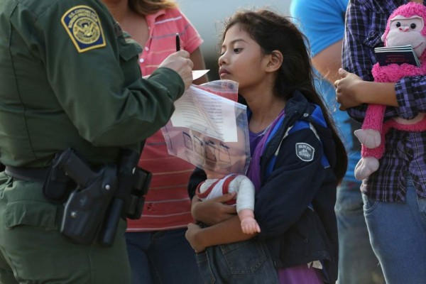 Sigue bajando flujo de migrantes en la frontera con México: EUA
