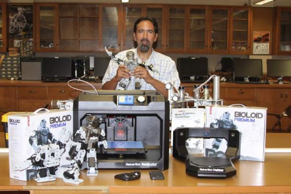 Walter Martínez, un hondureño enseña los secretos de la robótica