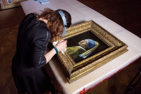 Fotografía facilitada por el Museo Mauritshuis de la obra 'Joven de la perla' (1665), del pintor holandés Johannes Vermeer, que se somete a partir de hoy a una minuciosa radiografía en el Museo Mauritshuis de La Haya, el primer examen científico en los últimos 25 años que busca sacar a la luz sus misterios recónditos. EFE