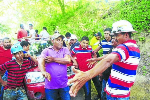 Mineros arriesgan sus vidas para encontrar a sus compareños