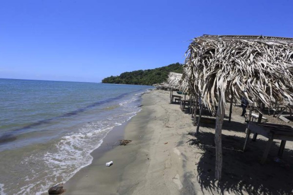 La Ensenada es otra comunidad garífuna hermosa rodeada de riqueza natural es La Ensenada, cercana a Triunfo de la Cruz, a 3 kilómetros de Tela. En ella se observan espectaculares y solitarias playas de arena blanca.